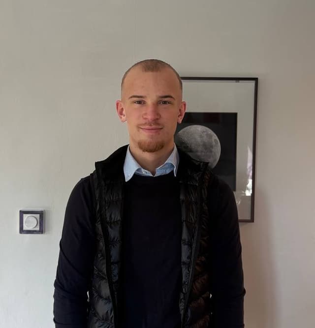 Aron Larsson — Grundare av Huvet